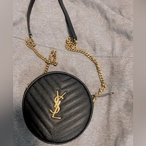 VINYLE ROUND CAMERA BAG IN CHEVRON-QUILTED GRAIN DE POUDRE EMBOSSED LEATHER